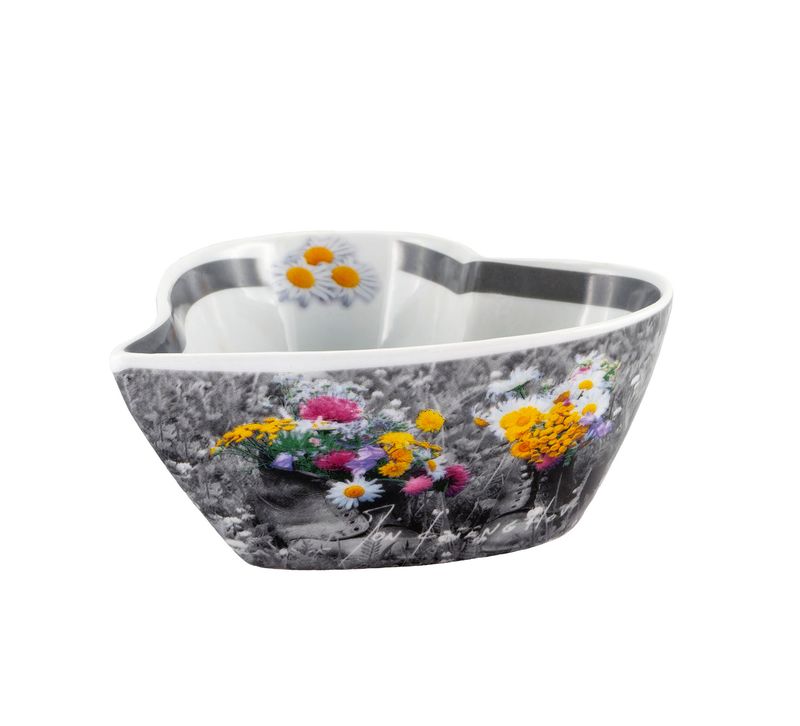 Pryd hjerteformet skål blomster og sko