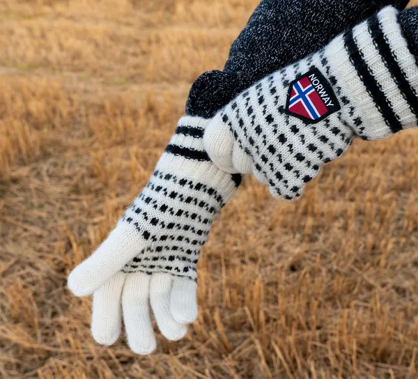Main Image Knitted mittens, Islender pattern, white/black