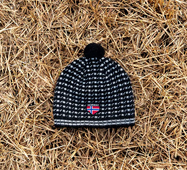 Main Image Woollen hat with pom-pom, Islender pattern, ...